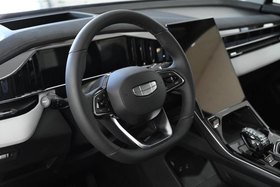 Geely Atlas Flagship 2.0 АКПП, 2024 фото 6