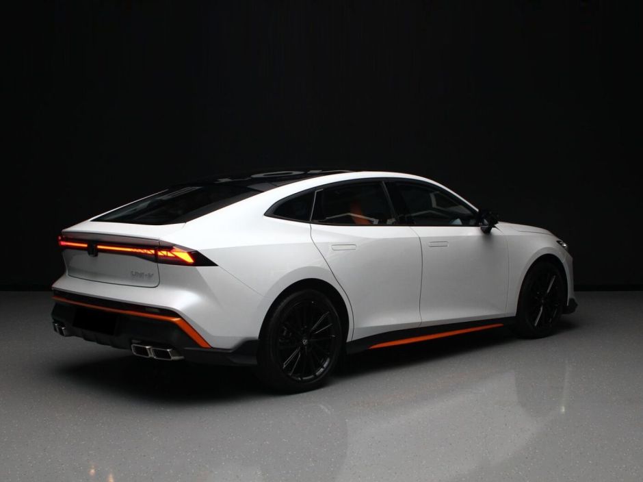 Changan UNI-V Collar Speed 2.0 АКПП, 2024 фото 4