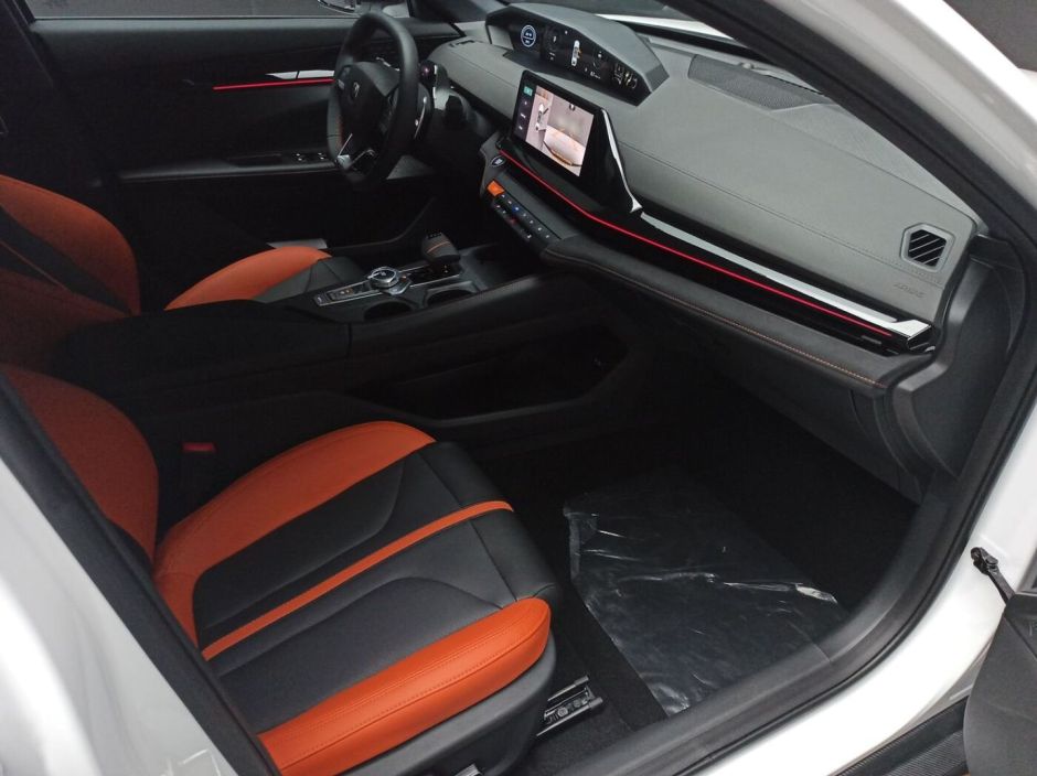 Changan UNI-V Collar Speed 2.0 АКПП, 2024 фото 5