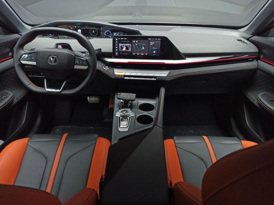 Changan UNI-V Collar Speed 2.0 АКПП, 2024 фото 6